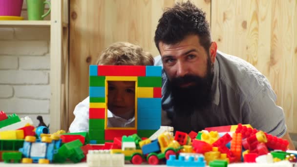 微笑的父亲和儿子建造了一座塔楼. — 图库视频影像