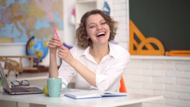 Casual meisje student met meer dan schoolbord achtergrond. Gelukkige studenten en bijles. Middelbare school, college concept. — Stockvideo