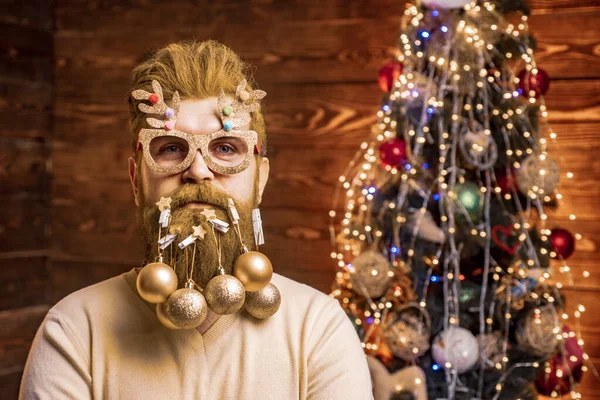 Kerstman in de kapperszaak. Kerstmis of Nieuwjaar kapper concept. Baard met baard. Kerststijl voor moderne Santa. — Stockfoto