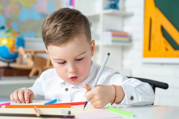 Sviluppo precoce. Ragazzo in età prescolare con giocattoli educativi. Bambino della scuola primaria. — Foto Stock