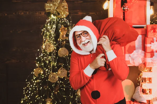 Noel Baba şapkalı mutlu Noel Baba. Noel Baba eski ahşap arka planda poz veriyor. Noel Baba ile Noel tebrik kartı.. — Stok fotoğraf