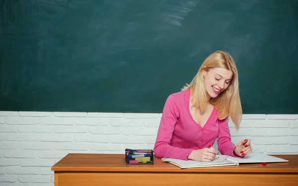 En vacker kvinna. Porträtt av en skolflicka som poserar med ryggsäck och skolmaterial. Första höstdagen. En glad kvinnlig collegestudent. Kvinnligt studentporträtt. — Stockfoto