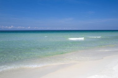 Reklam metniniz veya tanıtım içeriğiniz için fotokopi alanı olan turkuaz suyu olan güzel deniz manzarası.