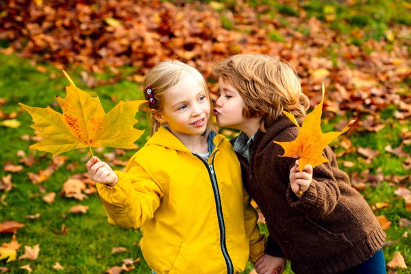 Lustige Kinder umarmen und küssen sich. Der Junge und das verliebte Mädchen. — Stockfoto