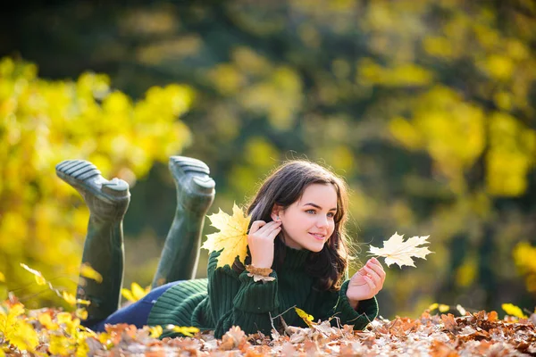 Jovem elegante menina hipster vestindo vestido moderno no parque urbano. Moda de queda. Jovem adolescente caminhando em um parque de outono. Adolescentes Moda. — Fotografia de Stock