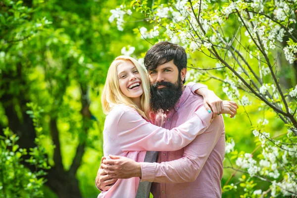 Húsvéti pár, zöld tavaszi őszi pár. Romantikus szerelmesek, boldogságot éreznek. Fiatal pár sétál a Spring Parkban. — Stock Fotó