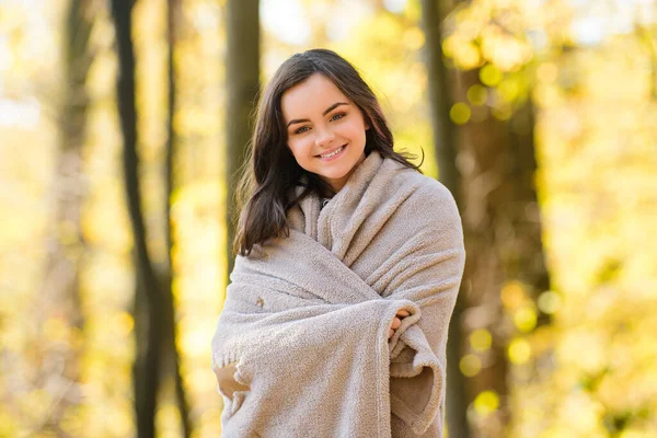 Podzimní veselý teenager. Roztomilý dospívající dívka s listy na podzim příroda pozadí. — Stock fotografie