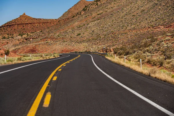 Asphalt road and canyon background. Natural summer landscape with asphalt road to horizon. — Stock Photo, Image