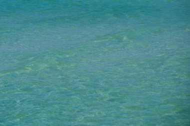 Reklam mesajınız ya da tanıtım içeriğiniz için fotokopi alanı olan turkuaz suyu olan güzel deniz manzarası. Deniz dokusu veya desen, yaz arkaplanı.