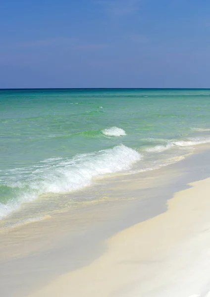 Laguna y playa de arena blanca. Playa de arena de verano y fondo marino. Cielo y mar. —  Fotos de Stock