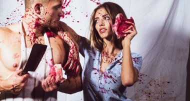 Lanet cadılar bayramı. Kan lekeli kasap önlüğü giyen güçlü bir adam. Kaslı eller. Lanet olası makyaj. Hayvan açlığı. Berbat bir Cadılar Bayramı. Aile mesleği.