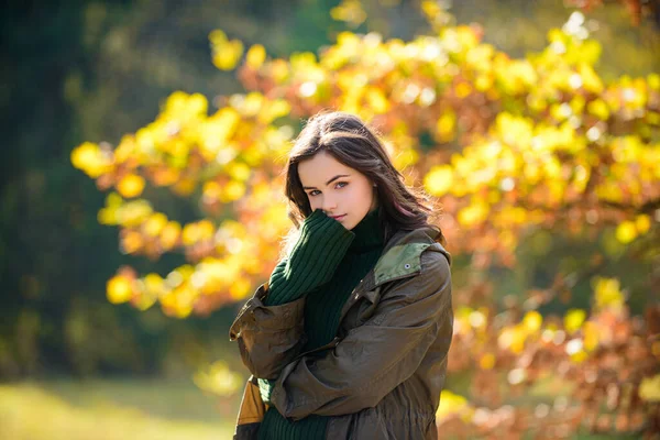 Teenager Mädchen genießen Herbstwetter auf gelbem Laub Hintergrund. — Stockfoto