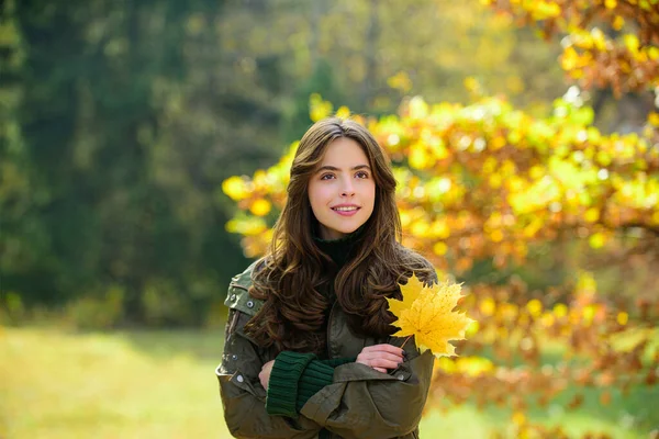 Hermosa mujer en el parque de otoño. Hermoso tiempo de otoño en la naturaleza. — Foto de Stock