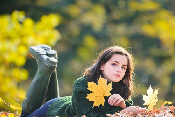 Podzimní portrét mladé dospívající dívky relaxovat venku. Mladý pěkný dospívající v park. — Stock fotografie