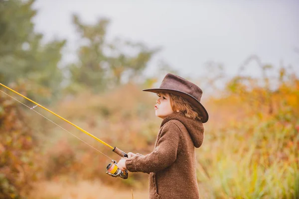 Kleine hengelaar vissen op het meer. Familie en generatie - herfstvakantie en mensen concept. — Stockfoto