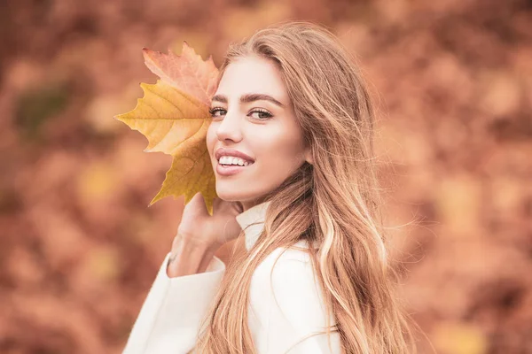 Tendance automnale. Belle femme mannequin s'amuser dans le parc d'automne en plein air. — Photo