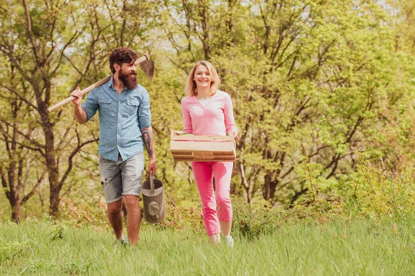 Landwirtschaft und Ackerbau. Frisches Bio-Gemüse vom Bauernhof. Ehepaar Gärtner. Landwirtschaft in Arbeiterfamilien. — Stockfoto