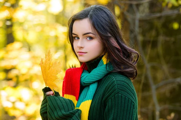 Schöne Teenager im Freien an einem sonnigen Tag. Teen Mädchen Gesicht Porträt im Herbst Park. — Stockfoto