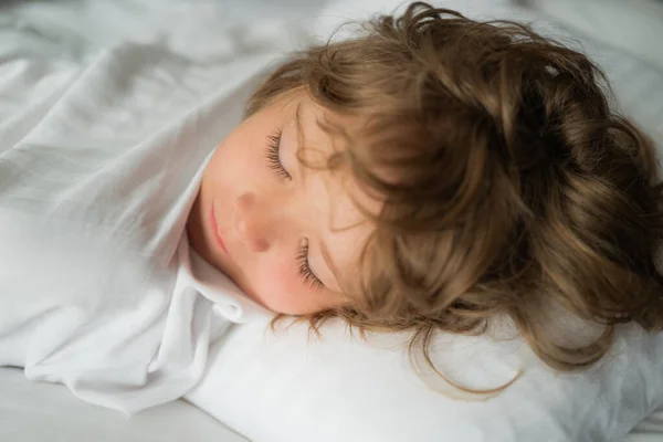 Crianças calmas e adoráveis deitadas em almofadas macias. Miúdos a dormir. Seis anos de idade Kid dormir na cama. — Fotografia de Stock