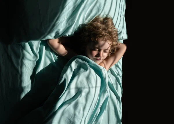 집에서 침실에서 자고 있는 아이. — 스톡 사진