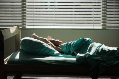 Çocuklar yatakta uyuyor. Çocuk uyandıktan sonra yatakta, iyi bir uykudan sonra bir gün mutlu ve rahat giriyor. Tatlı rüyalar, günaydın, yeni gün konsepti.