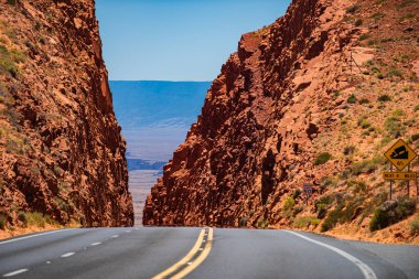 Dağlarda yol. Kayalık bir dağa doğru giden yol..