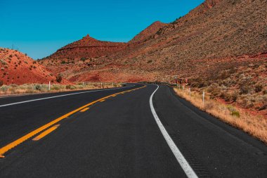 Amerikan yol gezisi. Mohave Çölü, California Yucca Vadisi 'nde 66 no' lu yolda..