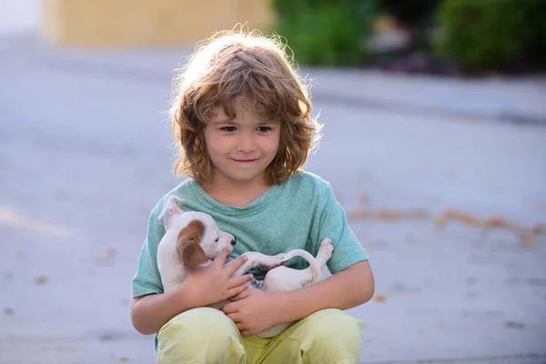 En bekymmerslös barndom. Porträtt barn pojke med husdjur. — Stockfoto