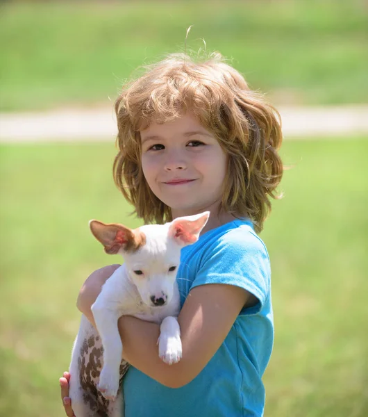 Enfant heureux et chien l'étreint avec tendresse en souriant. — Photo