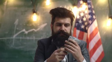 Neşeli sakallı adam dolarları tutuyor..