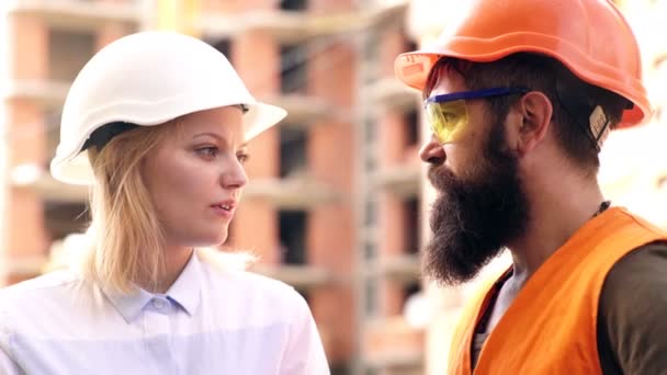 Portret vrouwelijke werknemer en ingenieur onder inspectie en controle productieproces op fabrieksstation. Bouwers communiceren op de bouwplaats. — Stockvideo