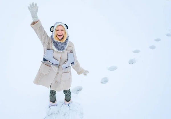 Lycklig kvinna som går i vinterparken. Vinter kul flicka. — Stockfoto