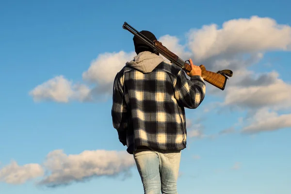 Vue de derrière. Homme chasseur avec fusil de chasse. Un homme armé. Le tireur est à la chasse. Chasseur avec fusil de chasse sur chasse. — Photo