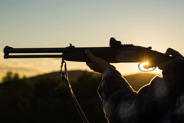 Gewehrlauf. Jäger mit Zielfernrohr. Jäger mit Gewehr auf Jagd. Die Jagd aus nächster Nähe. Jäger mit Schrotflinte auf Jagd Wilderer im Wald. — Stockfoto