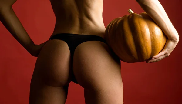 Sexy Witch hold Pumpkin. Decoração de Halloween e conceito assustador. Banner de Halloween. Hallowen festa sexy. Abóbora no corpo da mulher nua. — Fotografia de Stock