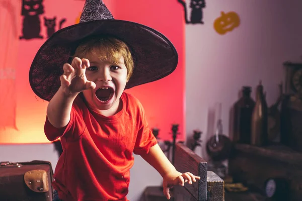 Halloween-lapsi. Lapset pelottava Hallowen käsite. Lasten kauhunaamat. Ilme kasvot - yllättynyt söpö poika. — kuvapankkivalokuva