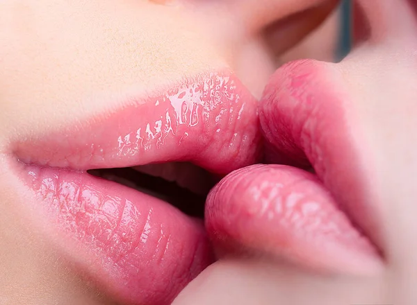 Lesbisk kyss. Muntligt nöje. Några tjejer kysser läppar på nära håll. Känslig läppkontakt. Passion och sensuell. Två vackra sexiga lesbiska med öppen mun förälskad. — Stockfoto