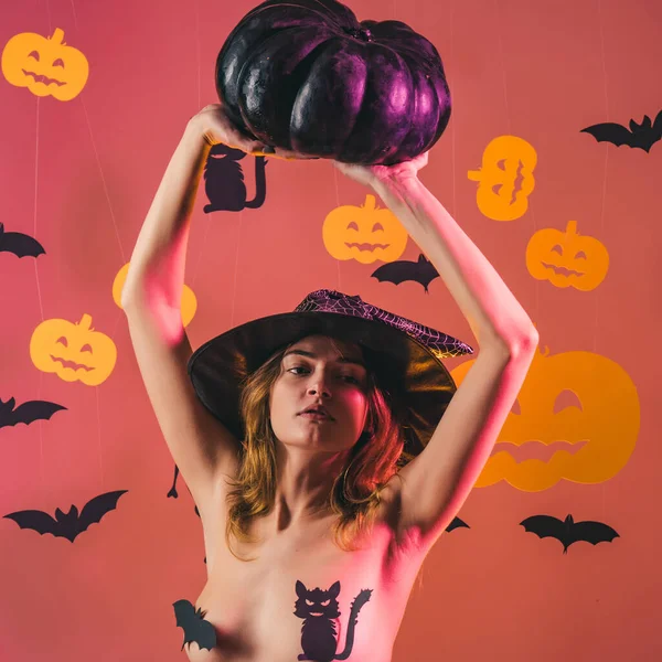 Plakat Halloween z seksowną kobietą trzyma dynie. Kobiety świętują Halloween. Czarownice zmysłowe. — Zdjęcie stockowe