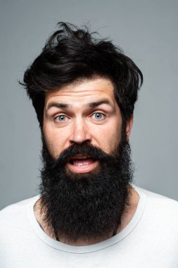 Komik surat. Şaşırmış yakışıklı adam. Şaşırmış erkek model, şaşırmış surat ifadesi, şaşırmış surat. Duygular insanlar konsepti.