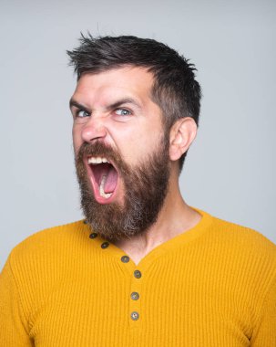 Stresli yüz ifadesi diye bağır. Berber dükkanında uzun sakallı ve bıyıklı kızgın bir berber. Sakallı, sinirli adam..