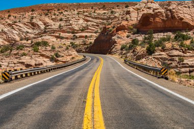 Yüksek kayalıklara karşı yol. Boş asfalt yolu.