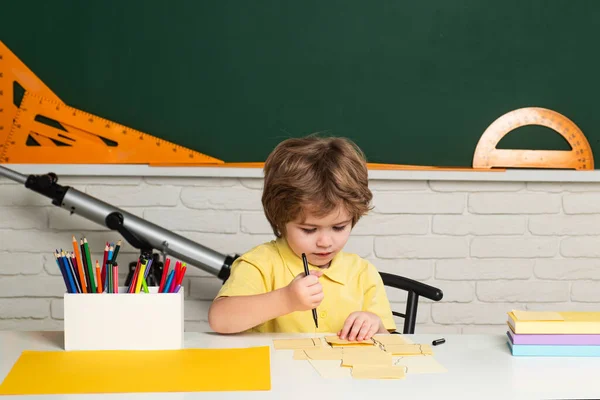 Portret van een leerling in de klas. Basisschool en onderwijs. Individuele begeleiding. — Stockfoto