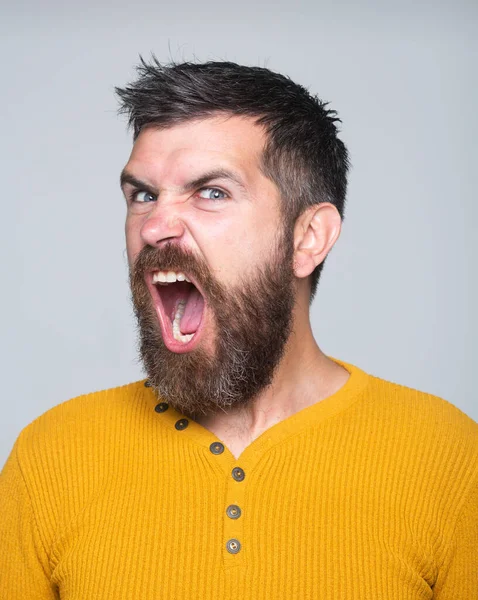 Stresli yüz ifadesi diye bağır. Berber dükkanında uzun sakallı ve bıyıklı kızgın bir berber. Sakallı, sinirli adam..