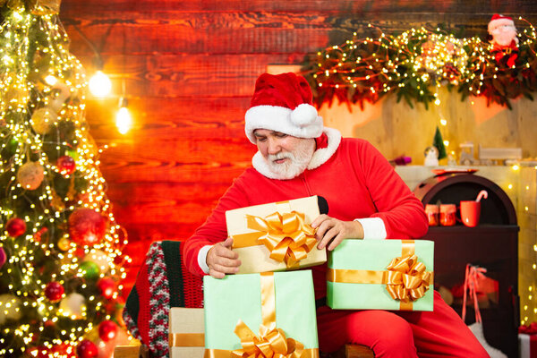 Счастливого Рождества и счастливого Нового года. Санта-Клаус с подарками.