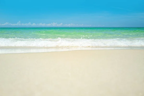 Chmury z błękitnym niebem nad spokojną morską plażą w tropikalnej plaży. Morska plaża z błękitnym słońcem piasku nieba. Piękne morze lato lub wiosna abstrakcyjne tło. — Zdjęcie stockowe