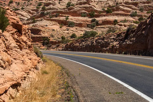 Yüksek kayalıklara karşı yol. Sıcak yaz gününde batı otoyolu.
