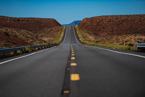 Turuncu taşlı manzara, bulutlu gökyüzü ve yazın asfalt yol. Asfalt dokusu, yol arkaplanı.