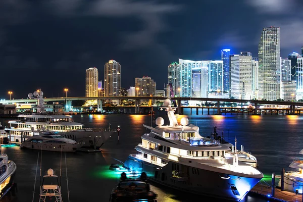 Yacht or boat next to Miami downtown. Miami skyline. — Stock Photo, Image