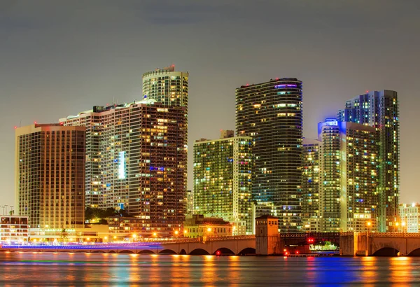Miami City Night. Skyline der Innenstadt von Miami in der Abenddämmerung, Florida. — Stockfoto