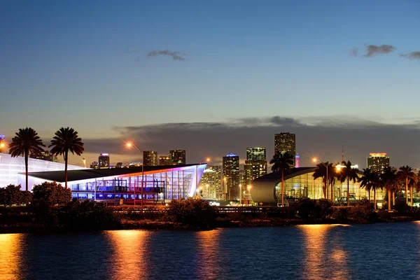 迈阿密港佛罗里达州迈阿密港。迈阿密市，佛罗里达州迈阿密港的夜景. — 图库照片